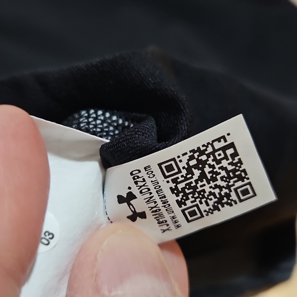 Under Armour Black Sleeveless Men's Shirt - Picture 6 of 6